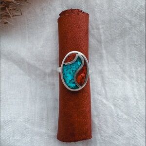 Vintage size 7 turquoise and coral wave ring